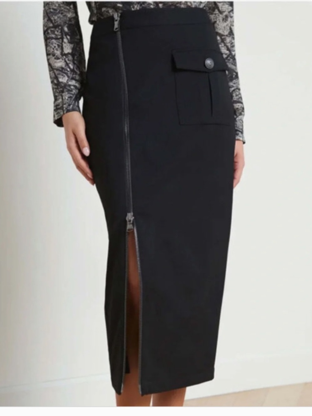 L'Agence Black Cargo Zip-Front Pencil Skirt - NWT + extra button. Size 8